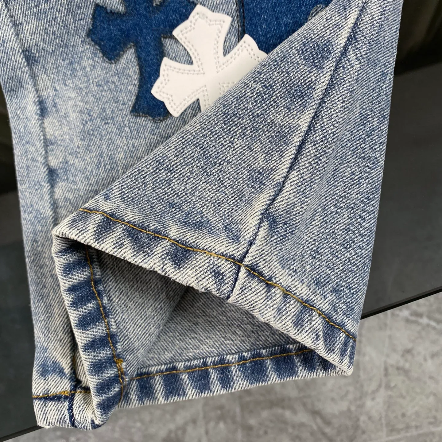 P310 Ch rare co-branded top item Chrome hearts new Chrome heart patchwork patchwork cross stitching micro-flare jeans Top-notch configuration, details are invincible! ! Cleanfit has become very popular in the past two years, and Kroxin’s consistent style is particularly high-end! ! Imported Japanese woven fabric ready-made clothes, genuine leather Crocodile leather labels and waist cloth leather tags are sewn on. The overall process is very cumbersome. The buttons on the trousers fly, rivets, back pockets, and metal decorative plates are all custom-made from molds. After they are finished, they are distressed to create a very effective effect. It has a vintage taste, and has been used by all kinds of big-name European and American celebrities. Kenijima’s cleanfit style has become popular all over the world. Top-grade hardware, pay attention to my detailed photos, the buttons are all detachable, and they are made of 925 engraved silver! ! Match as you like, suitable for both men and women ✔️✔️ Color: blue Size: 28—36